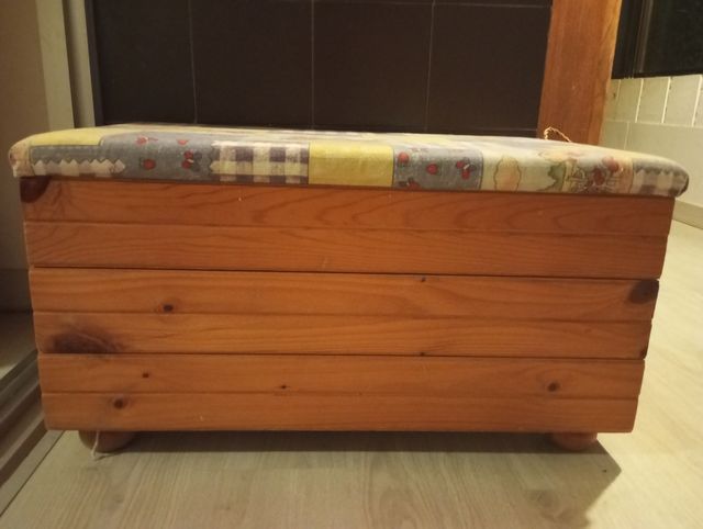 Baúl madera con asiento acolchado