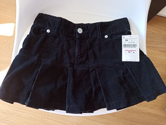 Falda de tablas negra de Zara