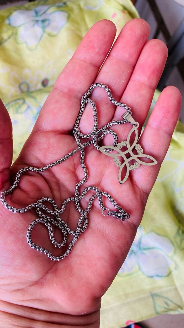 Colgante nudo de bruja  y cadena