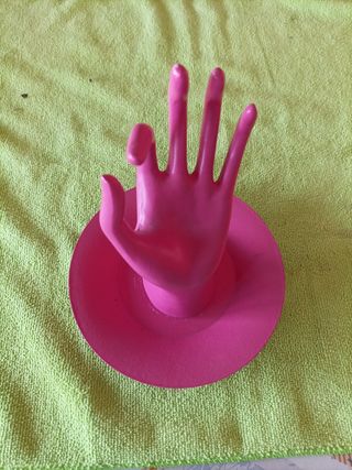 Mano porta anelli in legno