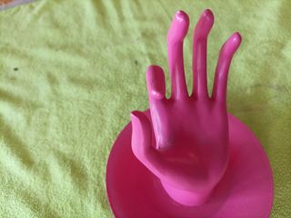 Mano porta anelli in legno