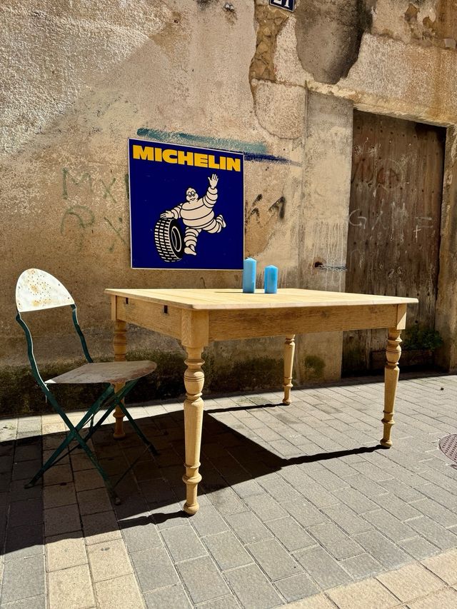 Mesa de antigua maciza de roble. Francesa