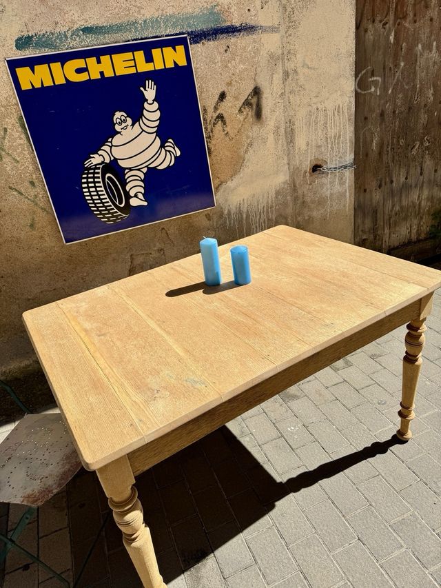 Mesa de antigua maciza de roble. Francesa