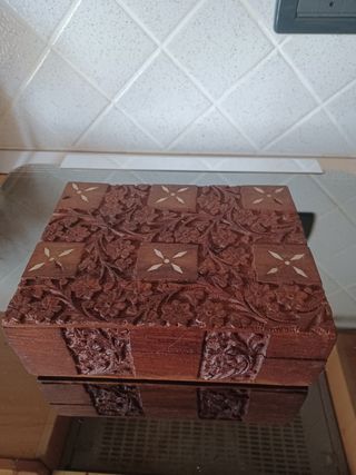 Scatola intagliata in legno vintage