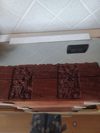 Scatola intagliata in legno vintage