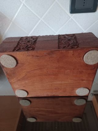 Scatola intagliata in legno vintage