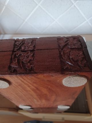 Scatola intagliata in legno vintage