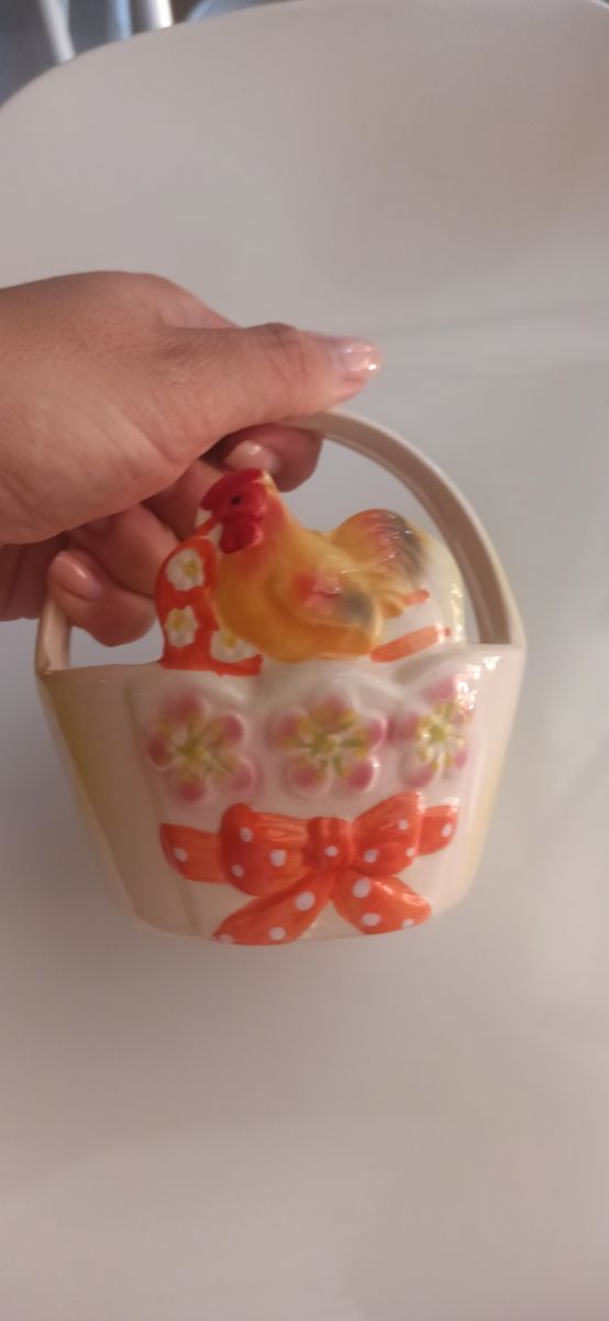 Cestino in ceramica pasquale con gallina