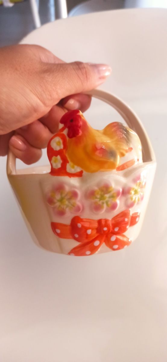 Cestino in ceramica pasquale con gallina
