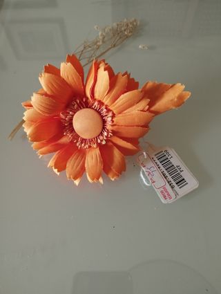 Flor naranja de tela para decorar ropa