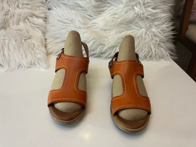 Sandalias de piel naranja y tacon 5 cm