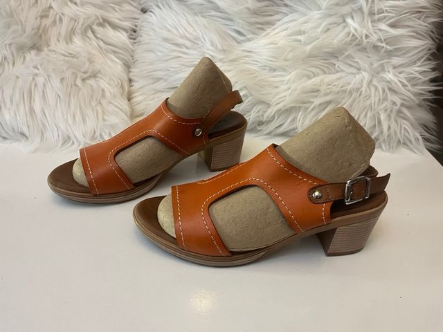 Sandalias de piel naranja y tacon 5 cm
