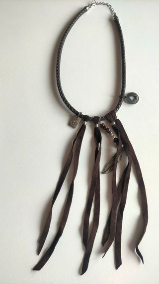 Gargantilla con cordón de piel marrón