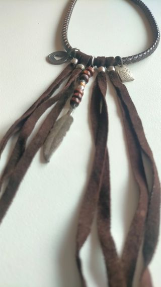 Gargantilla con cordón de piel marrón
