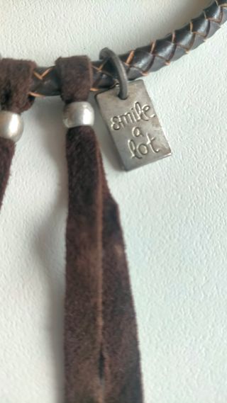 Gargantilla con cordón de piel marrón