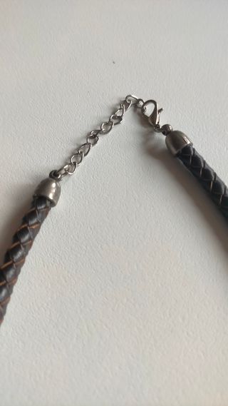 Gargantilla con cordón de piel marrón