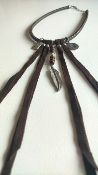 Gargantilla con cordón de piel marrón