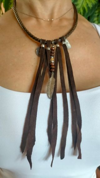 Gargantilla con cordón de piel marrón