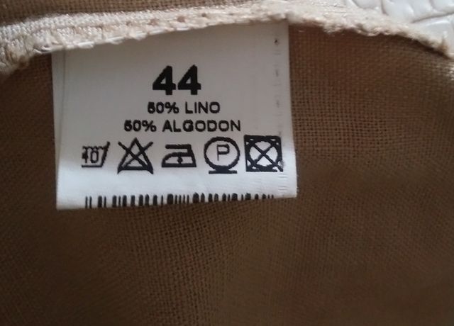 Traje de falda y camisa.