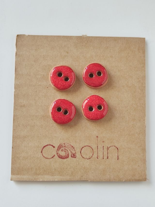 Pequeños botones de cerámica esmaltada