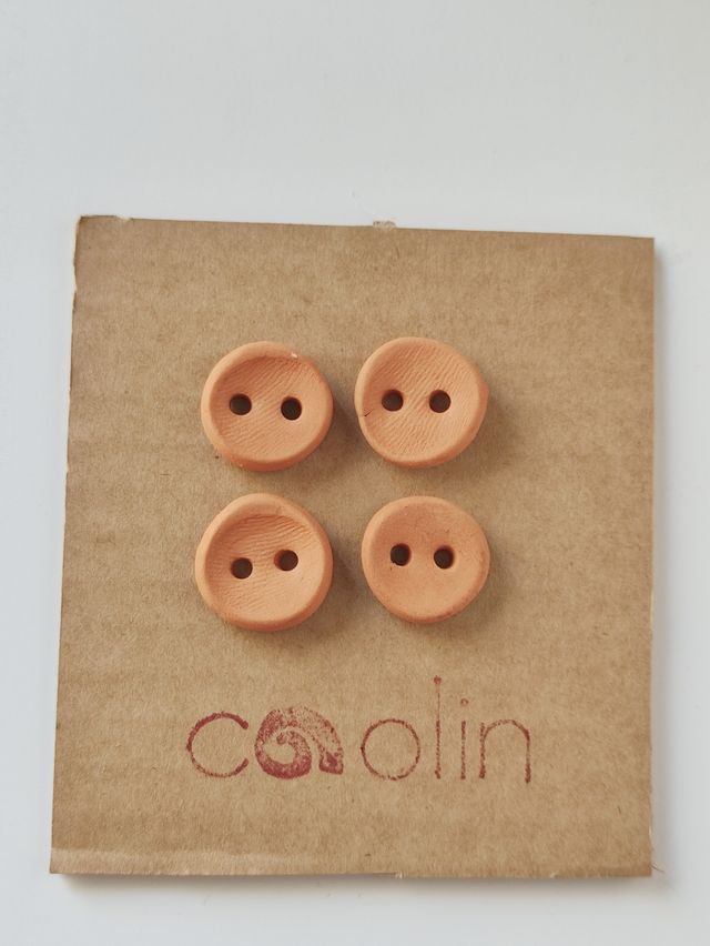 Pequeños botones de cerámica esmaltada