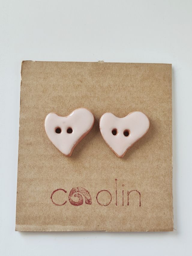 Pequeños botones de cerámica esmaltada