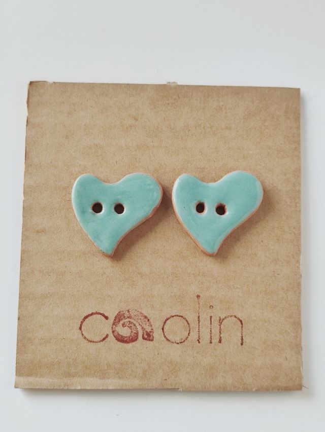 Pequeños botones de cerámica esmaltada