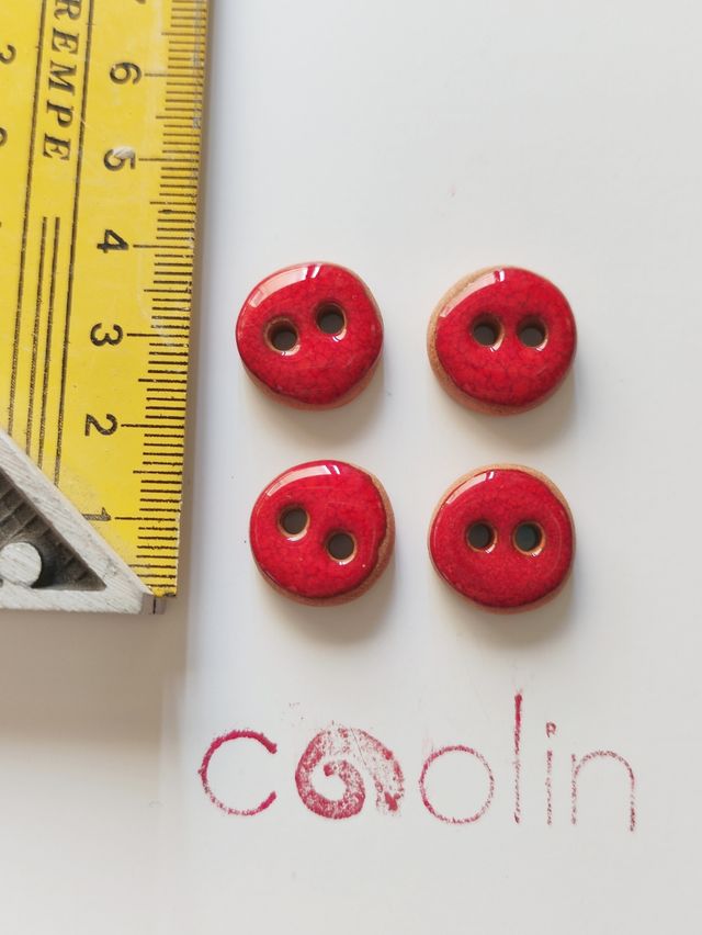 Pequeños botones de cerámica esmaltada