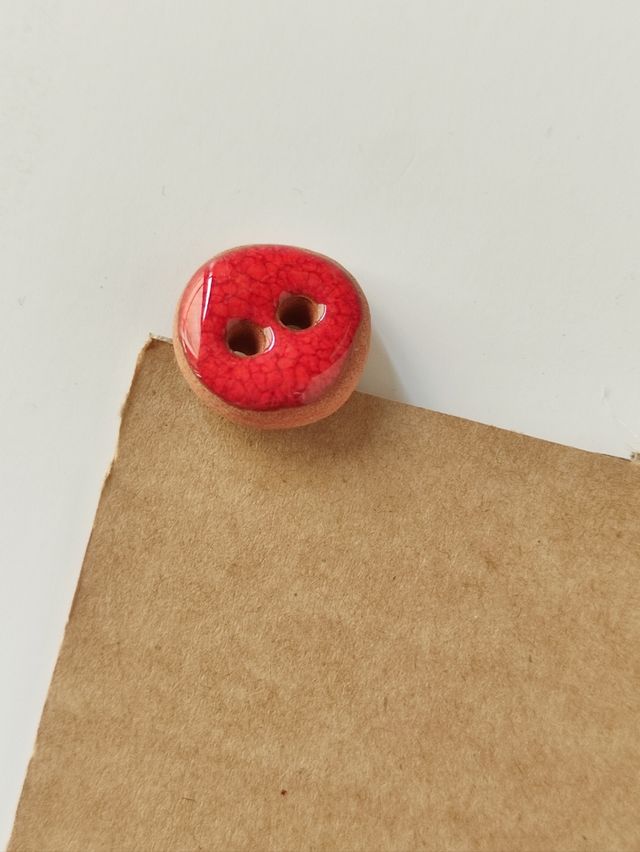 Pequeños botones de cerámica esmaltada