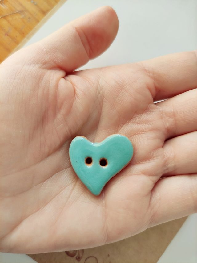 Pequeños botones de cerámica esmaltada