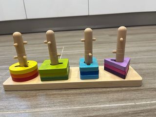 Figuras geométricas apilables de madera