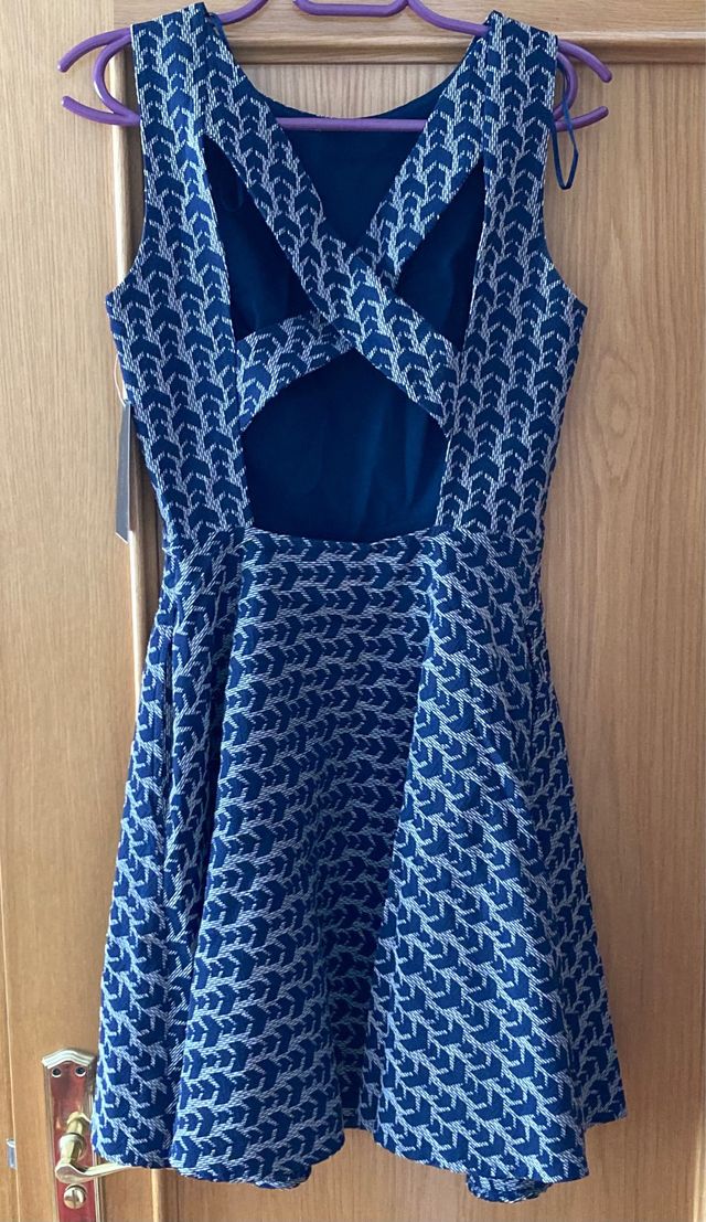 NUEVO con etiquetas! Vestido con espalda escotada