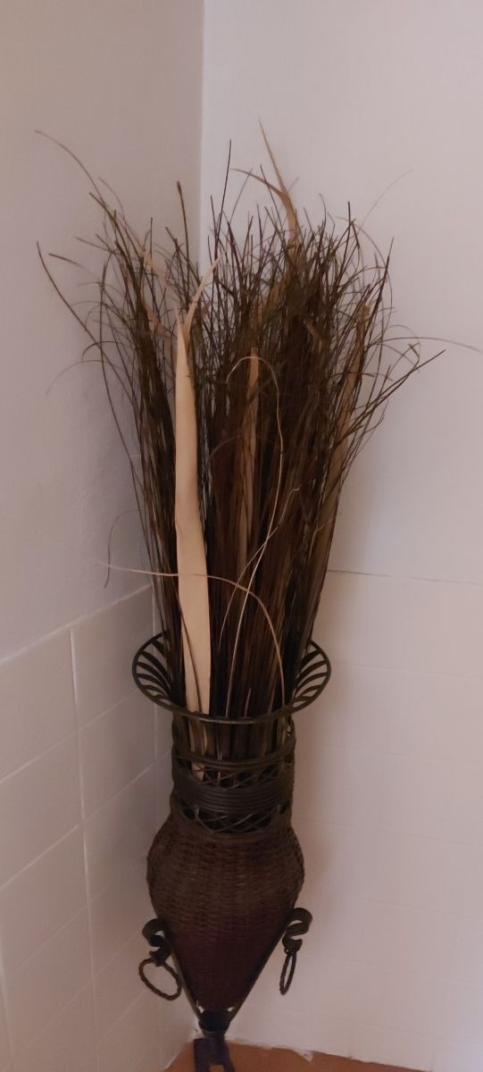 Jarrón de forja y mimbre