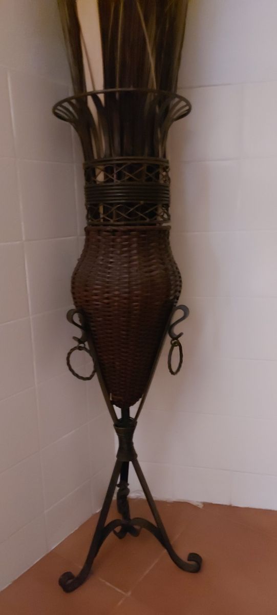 Jarrón de forja y mimbre