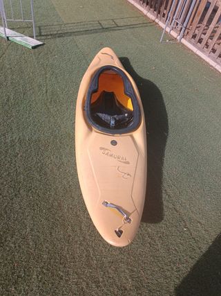Kayak surf y aguas bravas
