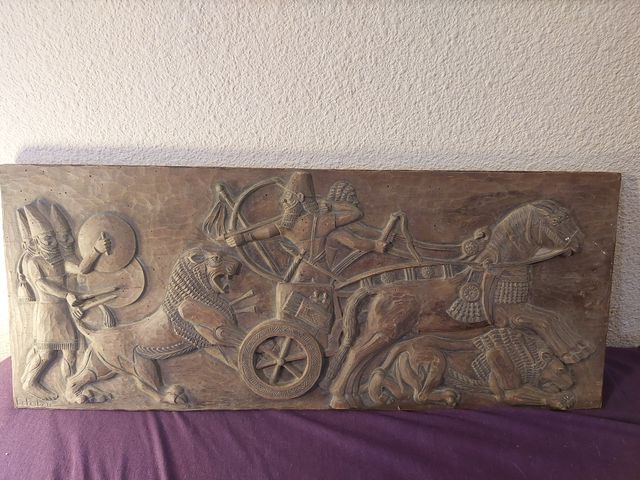 Relieve asirio en madera .