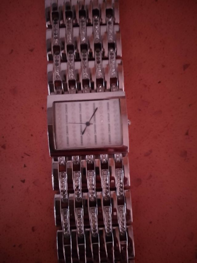 Vendo reloj elegante de plata y brillos