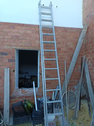 Escalera y bidón
