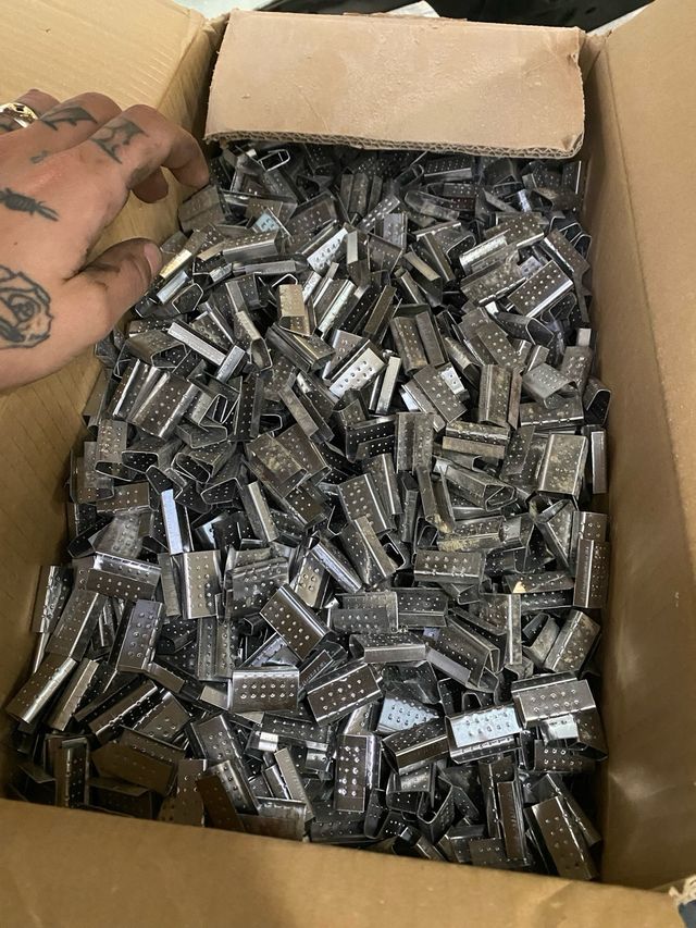 Flejadora, fleje y grapas