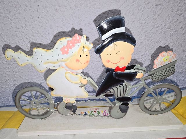 Parejita de recién casados de hojalata