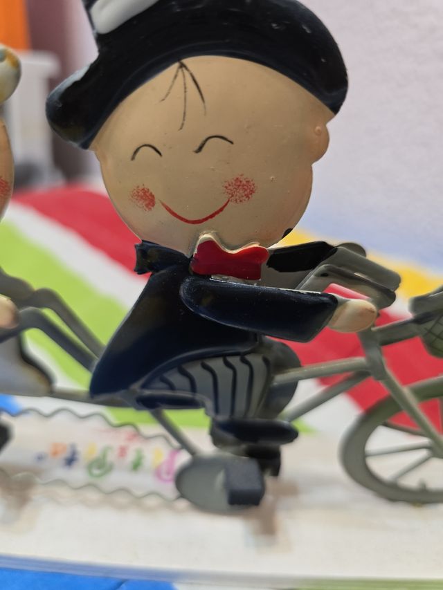 Parejita de recién casados de hojalata