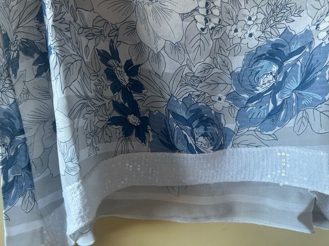 Camiseta estampada, rayas y lentejuelas