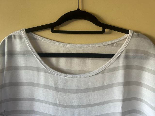 Camiseta estampada, rayas y lentejuelas