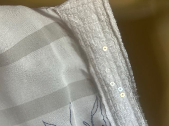 Camiseta estampada, rayas y lentejuelas