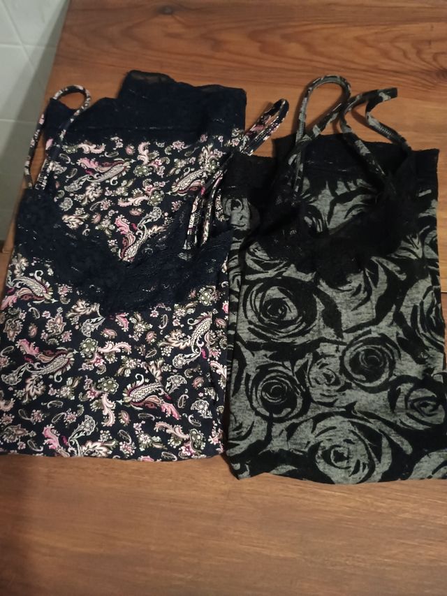 Dos camisetas de tirantes