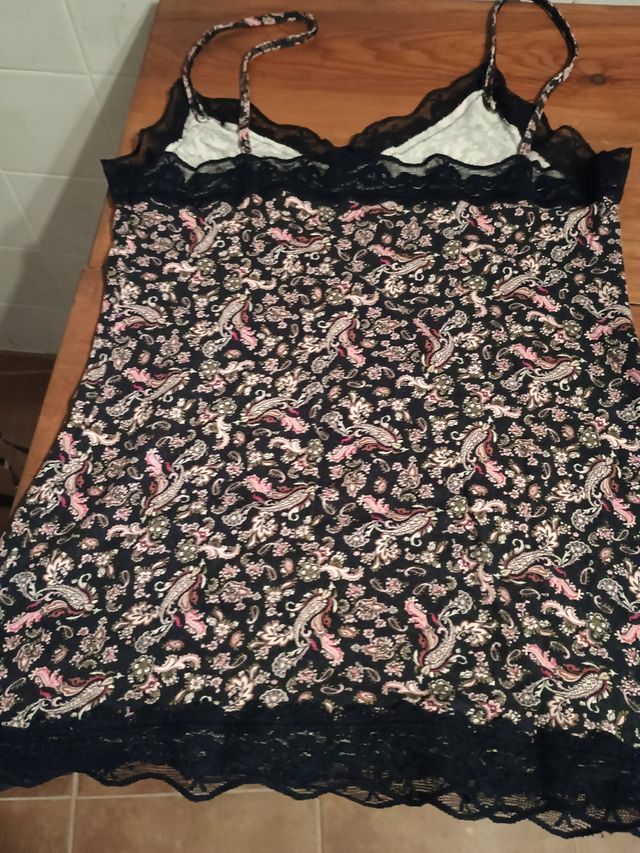 Dos camisetas de tirantes