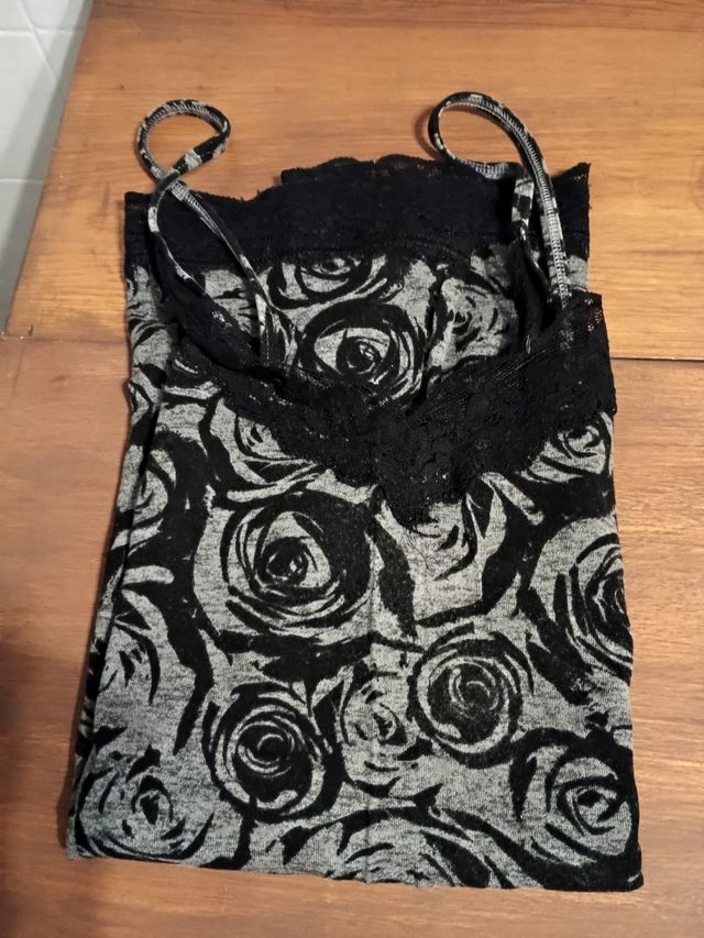 Dos camisetas de tirantes