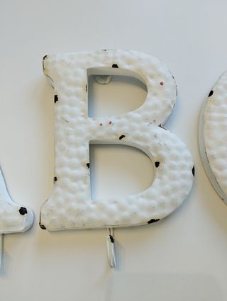 perchero letras de metal