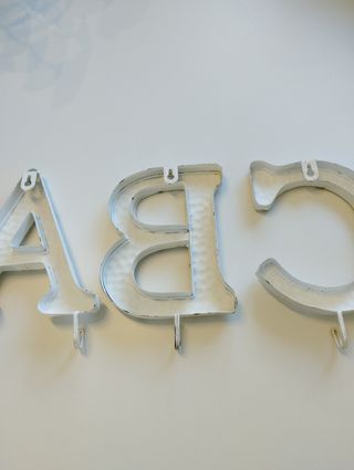 perchero letras de metal