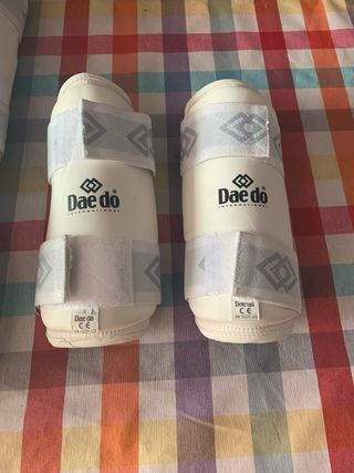 Lote de protecciones de taewondo y cinturones .